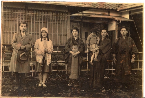 1931最初の家614番地の隣家の馬場さん一家と.JPG